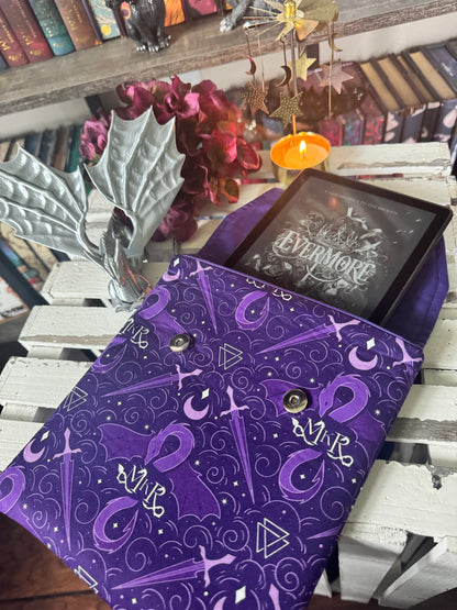 Charlie and Fox Padded E-Reader Sleeve (Purple)